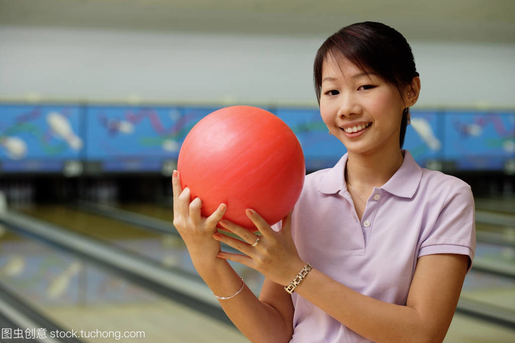 女人拿著保齡球球
