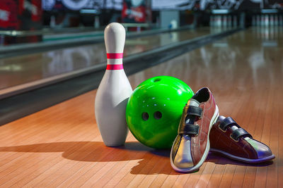 寬敞的保齡球館里的保齡球競技游戲