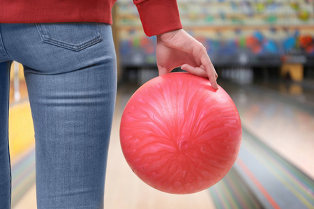 年輕人在保齡球俱樂部