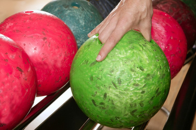 保齡球球紅色綠色特寫行