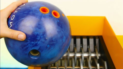 保齡球放進粉碎機中,接下來會發生什么 場面一度失控