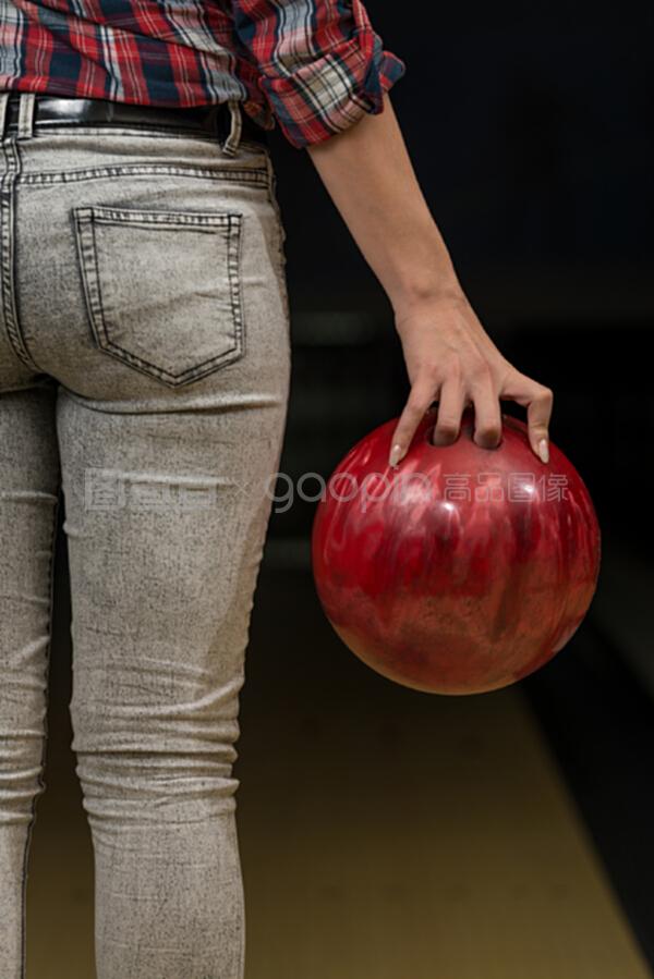 一個保齡球旁邊的屁股特寫