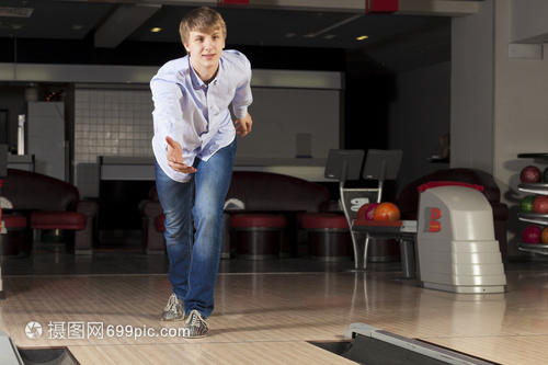 保齡球俱樂部的輕人扔球打保齡球的家伙